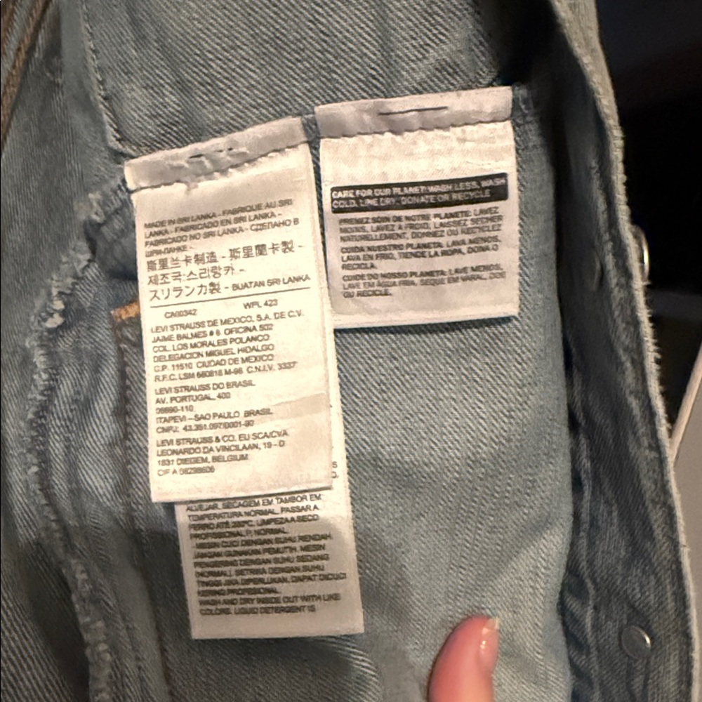 Levi Denim Jacket. Size small - Picture 3 of 4